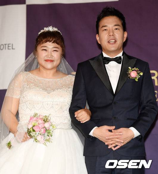 [OSEN=민경훈 기자] 17일 오후 서울시 서초구 더 리버사이드호텔에서 진행된 개그맨 홍윤화-김민기 결혼 기자간담회 행사에서 홍윤화와 김민기가 포토타임을 갖고 있다. / rumi@osen.co.kr