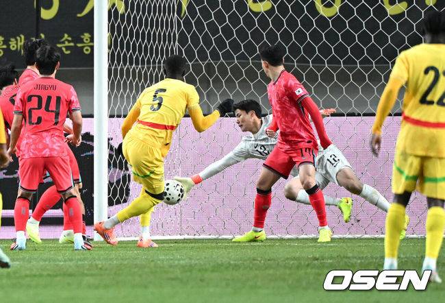 [OSEN=서울월드컵경기장, 이대선 기자] 홍명보 감독이 이끄는 대한민국 축구대표팀이 18일 오후 서울월드컵경기장에서 아프리카 강호 가나와 평가전을 가졌다.홍명보호의 2025년의 끝을 장식할 경기다. 내달 2026 국제축구연맹(FIFA) 북중미 월드컵 조 추첨을 앞두고 열리는 마지막 평가전이기도 하다. 현재 한국은 가나전 결과와 상관없이 사실상 월드컵 포트 2가 확정된 상태다. 아프리카 예선을 뚫고 북중미행에 성공한&nbsp;가나는 FIFA 랭킹 73위다.&nbsp;22위 한국보다는 51계단&nbsp;낮다. 하지만 통산 전적에서 4승 3패로 한국보다 우위다.&nbsp;후반 대한민국 송범근이 슛을 막아내고 있다. 2025.11.18 /sunday@osen.co.kr