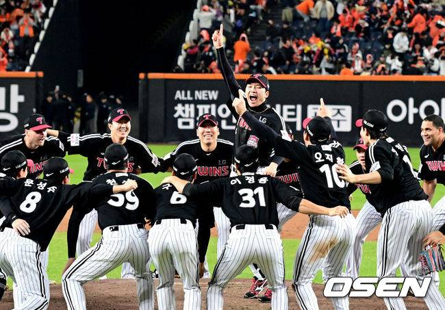 [OSEN=대전, 지형준 기자] 이변은 없었다. 2025시즌 우승팀은 무적 LG 트윈스다. 프로야구 LG 트윈스는 31일 대전 한화생명볼파크에서 열린 2025 신한 SOL뱅크 KBO 한국시리즈(7전 4선승제) 한화 이글스와의 5차전에서 4-1로 승리했다.정규시즌 1위 LG는 시리즈 전적 4승 1패로 통합우승 금자탑을 쌓았다. LG의 통합우승은 1990년, 1994년, 2023년에 이은 통산 4번째로, 염경엽 감독은 2023년 부임 후 3년 사이 팀을 두 차례나 정상에 올려놓는 위대한 업적을 달성했다. 2023년 1위, 2024년 3위, 2025년 1위로 KBO리그에 트윈스 왕조 시대를 활짝 열었다. 반면 2위 한화는 플레이오프를 거쳐 2006년 이후 19년 만에 한국시리즈 무대를 밟았지만, LG의 벽을 넘지 못하며 1999년 이후 26년 만에 통산 두 번째 우승이 무산됐다. LG 선수들이 마운드에 모여 우승을 기뻐하고 있다. 2025.10.31 /jpnews@osen.co.kr