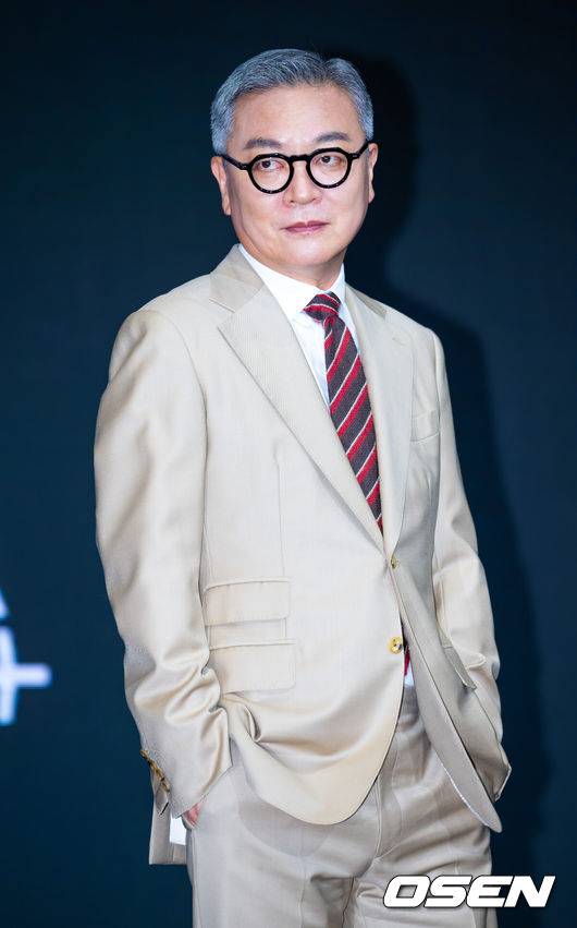 [OSEN=민경훈 기자] 디즈니+ 오리지널 '파인: 촌뜨기들' 제작발표회가 8일 서울 콘래드 서울 호텔에서 열렸다.류승룡, 양세종, 임수정을 비롯한 믿고 보는 배우들이 총출동한 '파인: 촌뜨기들(극본 강윤성 안승환, 연출 강윤성, 약칭 파인)'은 1977년, 바다 속에 묻힌 보물선을 차지하기 위해 몰려든 근면성실 생계형 촌뜨기들의 속고 속이는 이야기를 그린 드라마다.배우 김의성이 포즈를 취하고 있다. 2025.07.08 / rumi@osen.co.kr