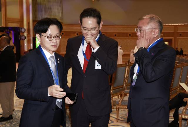 ▲김정관 산업부 장관(왼쪽부터), 이재용 삼성전자 회장, 정의선 현대자동차 그룹 회장이 18일(현지시간) 아랍에미리트(UAE) 아부다비 대통령궁에서 열린 한-UAE 문화교류 행사에서 이야기를 나누고 있다. ⓒ연합뉴스