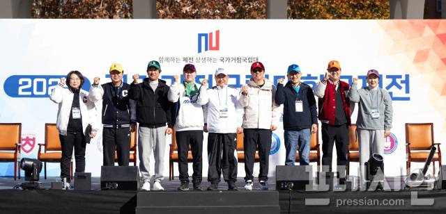 ▲21일 전북대에서 열린 ‘2025 국가거점 국립대학교 제전’에 참석한 양오봉 총장과 거점국립대 관계자들이 연대와 화합을 다짐하며 기념촬영을 하고 있다. ⓒ전북대