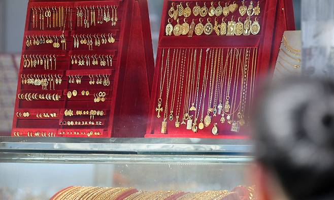 서울 종로구 한 금은방에 금제품들이 진열돼 있는 모습. 뉴스1