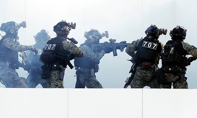 707 대원들이 지상 테러 대응 훈련을 하고 있다. 세계일보 자료사진