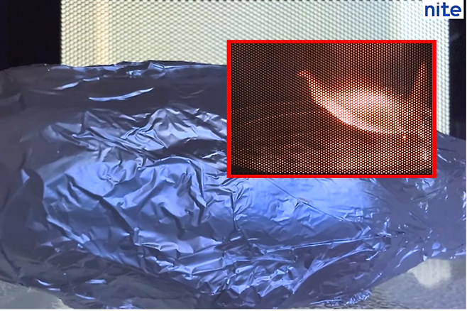 전자레인지에 알루미늄 호일을 넣을 경우 불꽃이 발생해 화재로 이어질 수 있다. 전문가들은 겨울철 군고구마 조리 시 전자레인지 대신 에어프라이어·프라이팬 등 안전한 조리법을 사용할 것을 권고했다. 일본 경제산업성 X 캡쳐