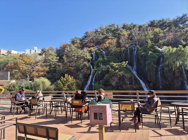 지난 18일 서울 서대문구 홍은동 카페폭포 앞마당. 외국인 관광객 등 방문자들이 여유로운 시간을 보내고 있다. ﻿ 서유미 기자
