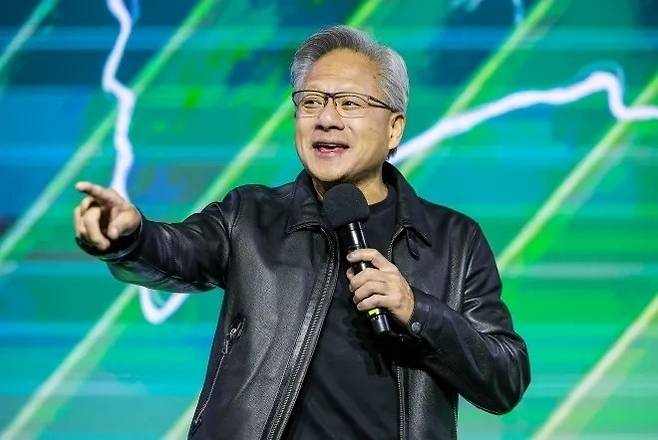젠슨 황 엔비디아 최고경영자가 지난 10월 서울 코엑스에서 열린 엔비디아의 그래픽카드(GPU) ‘지포스’ 출시 25주년 행사에서 단상에 올라 발언하고 있다. 연합뉴스