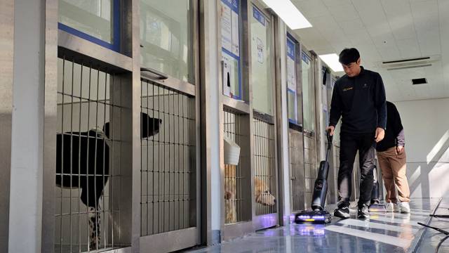 국내 최대 규모의 반려동물 복합문화공간 ‘반려마루’에서 로보락 스팀 진공 물걸레 청소기를 사용해 청소하고 있다. 사진 제공=로보락