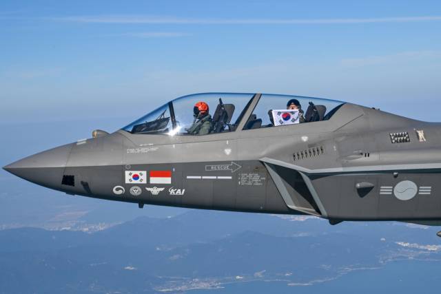 손석락 공군참모총장은 지난 11월 5일 사천기지에서 취임 후 첫 지휘비행으로 KF-21 전투기에 탑승해 시험비행을 실시했다. 사진은 KF-21 조종석에서 태극기를 펼쳐보이고 있는 손석락 공군총장. 사진 제공=공군