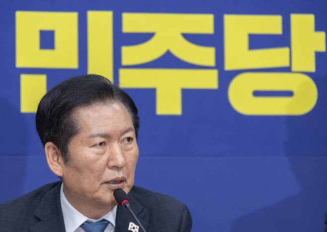 정청래 더불어민주당 대표가 17일 국회에서 열린 최고위원회의에서 전 당원 투표제 도입과 관련한 발언을 하고 있다. ⓒ연합뉴스