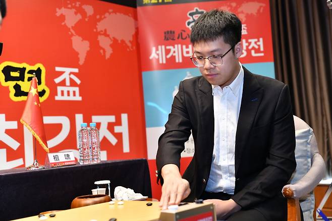 탄샤오 9단이 21일 부산 호텔농심에서 열린 제27회 농심신라면배 세계바둑최강전 2라운드 5국에서 강동윤 9단과 대국하고 있다.  한국기원 제공