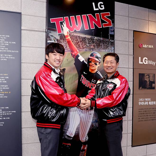 ▲ LG 잔류를 결정한 박해민(왼쪽)과 LG 스포츠 김인석 대표이사. ⓒ LG 트윈스