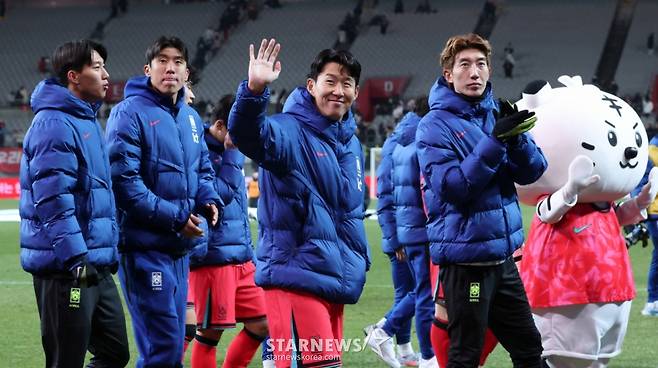 축구 국가대표 A매치 친선경기 대한민국과 가나의 경기가 18일 서울월드컵경기장애서 열렸다.  손흥민을 비롯한 대표팀 선수들이 가나에 1-0 승리를 한 후 팬들에 인사하고 있다. /사진=김진경 대기자