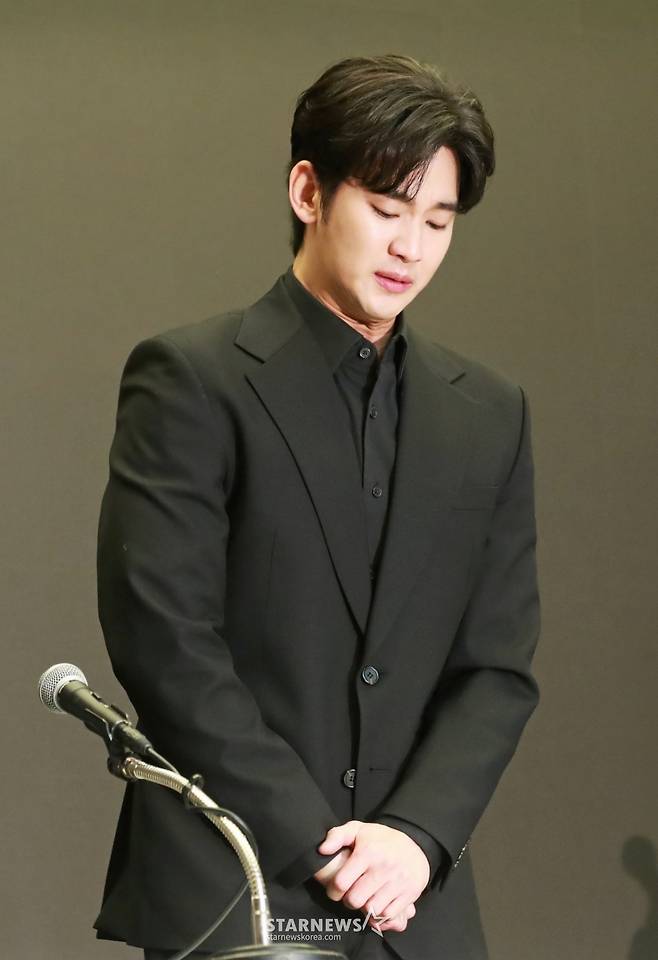 배우 김수현이 31일 오후 서울 마포구 상암동 스탠포드호텔에서 진행된 기자회견에서 최근 불거진 사생활 논란에 대해 밝히고 있다. /2025.03.31 /사진=이동훈 photoguy@
