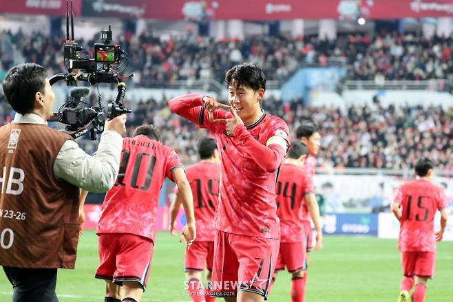 대표팀 주장 손흥민이 4일 대전월드컵경기장에서 열린 대한민국축구대표팀과 볼리비아(FIFA 랭킹 76위)와의 친선경기에서 후반전 초반 프리킥을 성공시킨 후 센추리클럽에 가입한 이재성에 공을 돌리고 있다. 2025.11.14. /사진=강영조 cameratalks@