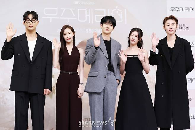 배우 배나라, 신슬기, 최우식, 정소민, 서범준이 10일 서울 양천구 목동 SBS 사옥에서 진행된 SBS 새 금토드라마 '우주메리미' 제작발표회에 참석해 포즈를 취하고 있다. /2025.10.10 /사진=김휘선 hwijpg@