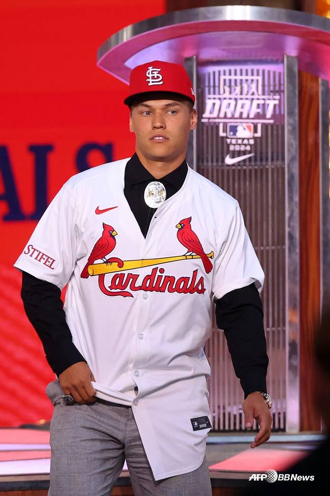 2024 드래프트에서 1라운드 전체 7번으로 세인트루이스 유니폼을 입은 웨더홀트의 모습. /AFPBBNews=뉴스1