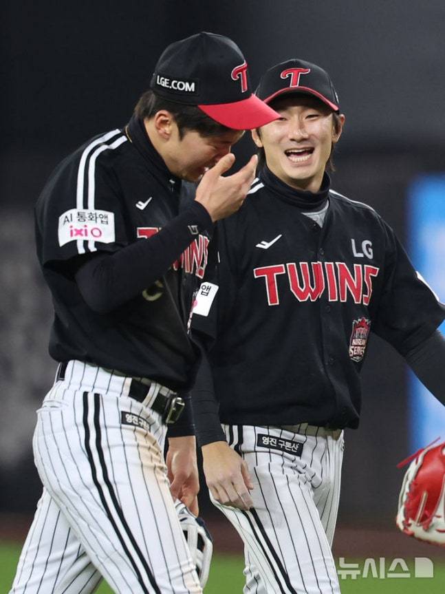 한국시리즈 4차전 직후 눈물을 흘리는 박해민(왼쪽)의 모습. /사진=뉴시스