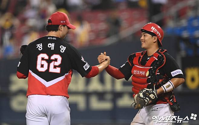 18일 오후 서울 송파구 잠실야구장에서 열린 '2024 신한 SOL Bank KBO리그' KIA 타이거즈와 LG 트윈스의 경기, KIA가 4:0의 스코어로 승리하며 시리즈 스윕을 달성했다.  경기 종료 후 KIA 정해영과 한승택이 승리의 기쁨을 나누고 있다. 엑스포츠뉴스 DB