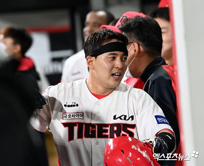 12일 오후 광주-기아 챔피언스 필드에서 열린 ’2022 신한은행 SOL KBO리그’  롯데 자이언츠와 KIA 타이거즈의 경기, 8회말 2사 1,2루 KIA 한승택이 고종욱의 2타점 2루타때 득점에 성공한 후 더그아웃에서 하이파이브를 하고 있다. 엑스포츠뉴스 DB