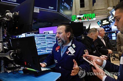 뉴욕증권거래소의 트레이더 [뉴욕 AFP=연합뉴스. 재판매 및 DB 금지]