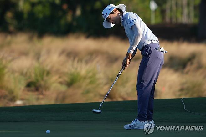 퍼트 시도하는 이소미 [AP=연합뉴스]