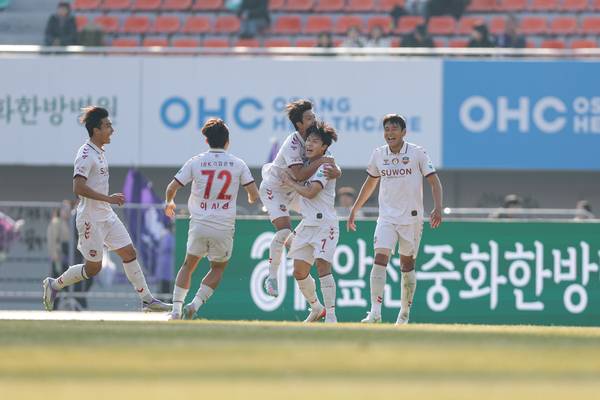 수원FC 이재원이 22일 안양종합운동장에서 열린 FC안양과의 하나은행 K리그1 2025 37라운드 경기에서 골을 넣고 동료들과 기뻐하고 있다./한국프로축구연맹 제공