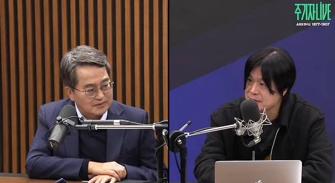 김동연 경기도지사가 21일 유튜브 '주기자 라이브 인터뷰'에서 주진우 기자의 질문에 답변하고 있다. 사진=유튜브 캡처