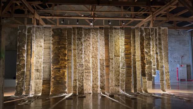 소금박물관 전시실에 설치된 전희경의 ‘Mud Drawing’.