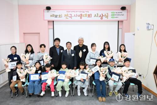 한국의 위대한 화가 박수근을 기리는 제12회 전국사생대회 시상식이 22일 양구 박수근미술관 내 어린이미술관에서 대상 수상자인 홍라희(근화초)양을 비롯한 수상자와 서흥원 양구군수, 정창수 양구군의장, 김영래 강원일보 전무이사 등이 참석한 가운데 열렸다. 신세희기자