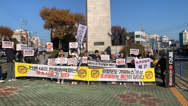 창원촛불시민연대와 언론소비자 주권행동, 언론개혁 시민행진단은 22일 오후 창원시 마산합포구 서성동 3.15의거탑 앞에서 기자회견을 열었다.