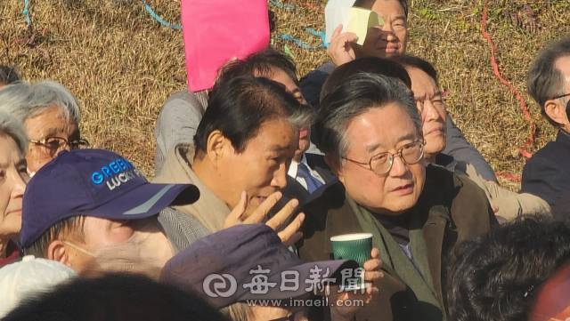 음악회가 진행되던 중, 객석에서 권오을 장관(왼쪽)과 조용히 대화를 나누는 정재용 선생의 손자, 정성화 보스턴치과 대표원장. 손병현 기자