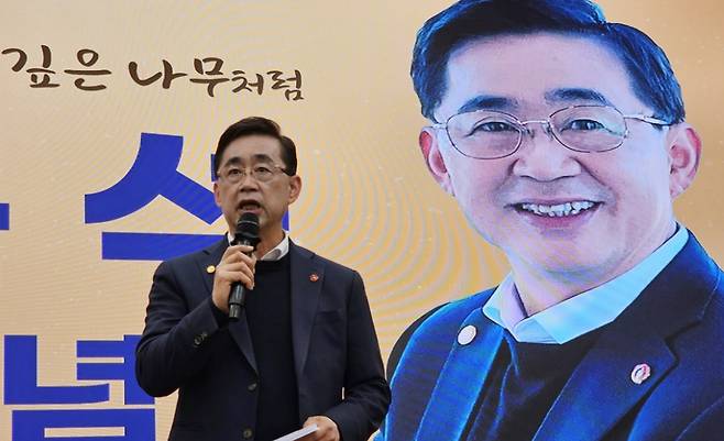 22일 오후 2시 아라컨벤션홀에서 출판기념회를 갖고 있는 송문석 전 서귀중앙여자중학교 교장. ⓒ제주의소리