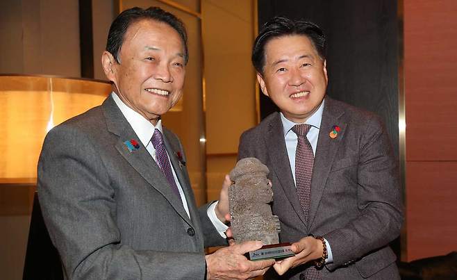 오영훈 제주도지사가 제주에서 열린 한일협력위원회에 참석한 아소 다로 전 일본 총리에 기념품을 전달하고 있다. 사진=제주특별자치도 ⓒ제주의소리