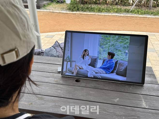 서울 한강공원에서 삼성 ‘더 무빙스타일’을 통해 OTT 영상을 시청하고 있는 모습.(사진=공지유 기자)