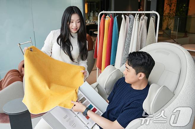 세라젬은 안마의자 외관을 취향에 맞춰 언제든 자유롭게 바꿀 수 있는 사이드 커버 교체 서비스 '파우제 피팅 서비스'를 본격 운영한다고 17일 밝혔다. (세라젬 제공. 재판매 및 DB 금지)