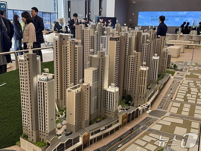 21일 방문한 경기 안양 만안구 '안양자이 헤리티온' 견본주택 내부의 단지 모형 2025.11.21/뉴스1 ⓒ News1 윤주현 기자