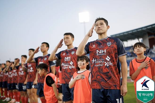 경례를 하는 김천 선수들(한국프로축구연맹 제공)