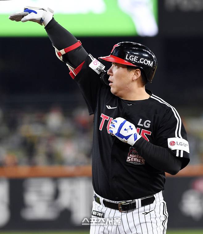 LG 김현수가 31일 대전 한화생명볼파크에서 열린 2025 KBO리그 한화와 한국시리즈 5차전 6회초 1사 2루 상황에서 1타점 적시타를 치고 세리머니를 하고 있다. 대전 | 박진업 기자 upandup@sportsseoul.com