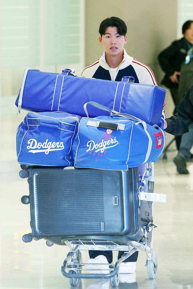 미국프로야구 메이저리그(MLB) 월드시리즈에서 우승한 로스앤젤레스 다저스의 김혜성이 6일 인천국제공항을 통해 귀국하고 있다. 사진 | 인천국제공항=연합뉴스