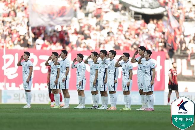 김천 상무 선수들이 전반 김주찬의 선제골이 터진 뒤 단체 거수 경례 세리머니를 하고 있다. 사진 | 한국프로축구연맹