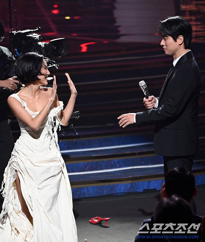 제46회 청룡영화상 시상식이 19일 여의도 KBS홀에서 열렸다. 화사, 박정민이 멋진 무대를 선보이고 있다. 허상욱 기자  wook@sportschosun.com/2025.11.19/