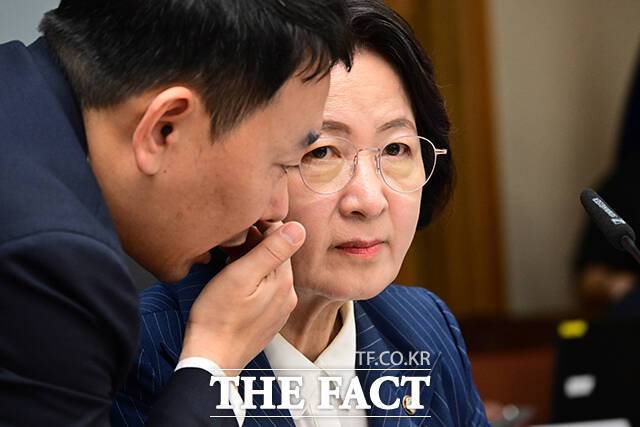 민주당 법사위원들이 19일 검찰의 대장동 사건 항소 포기 결정에 반발해 집단 성명을 낸 검사장들을 국가공무원법 위반 혐의로 경찰에 고발한다고 밝혔다. 그러나 이번 고발이 당 지도부와 교감 없이 이뤄진 것으로 알려지면서 논란이 일었다. 사진은 여당 간사 김용민 의원과 추미애 위원장./남윤호 기자