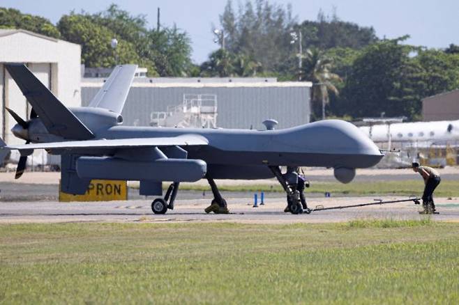 푸에르토리코에 위치한 라파엘 에르난데스 공항에서 미군 작전용 무인기(드론)인 MQ-9 리퍼 드론이 출격을 준비하고 있다. 로이터연합뉴스