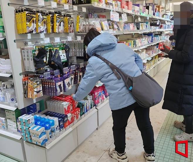 지난 18일 서울 홍대입구역 인근 약국에서 한 외국인 관광객이 진열된 약들을 둘러보고 있다. 허미담 기자 damdam@