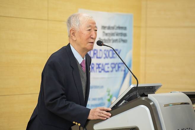 손정인씨가 아버지의 기일인 11월 15일 연세대에서 열린 평화스포츠 국제세미나에서 인사말을 하고 있다. /김종연 영상미디어 객원기자