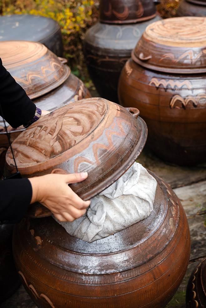 장독대의 장독마다 장이 담겨 있다. 청리움 관계자는 "한국 전통 가옥의 원형을 최대한 재현하기 위해 3대째 이어지는 장맛집의 장독을 그대로 옮겨다 놓았다"고 했다. / 이건송 영상미디어 기자