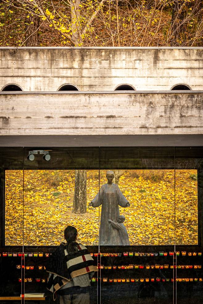 1991년에 한국 교회 사상 처음으로 성모 마리아 순례성지로 선포된 '남양성모성지'. 조용히 묵상하기 좋은 공간들이 속속 숨어 있다. / 이신영 영상미디어 기자