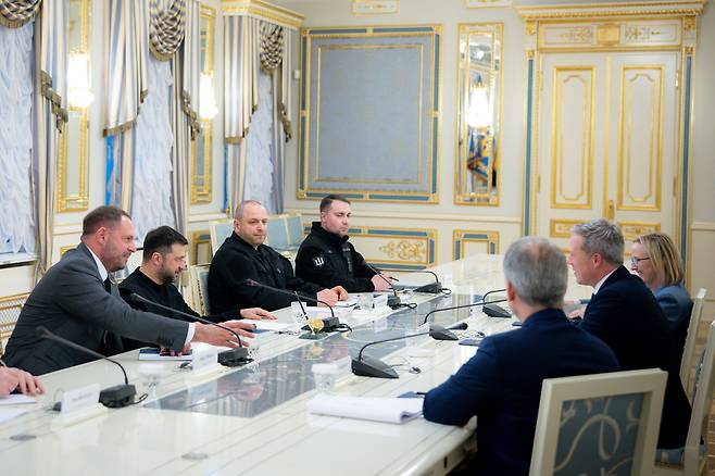 젤렌스키 우크라이나 대통령(왼쪽 두번째)를 비롯한 우크라이나 정부인사들이 20일 키이우에서 다니엘 드리스콜 미 육군 장관(오른쪽 가운데) 일행이 제시한 미국 측의 새 평화안을 놓고 얘기하고 있다./AP 연합뉴스