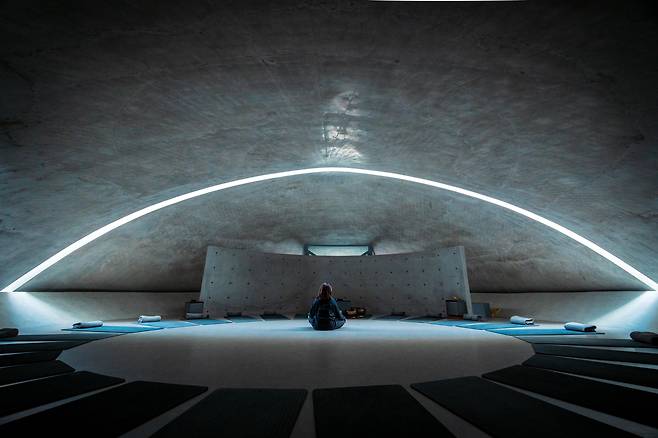 돔 천장에 스며드는 한 줄기 빛이 신성하게 느껴지는 강원도 원주 '뮤지엄 산'의 명상관은 안도 다다오의 작품이다. / 이건송 영상미디어 기자